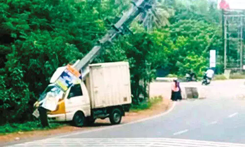പുത്തൂരിൽ പിക്കപ്പ് വാനിടിച്ച് വൈദ്യുതിക്കാലുകൾ തകർന്നു