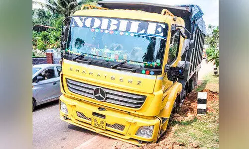 ജല അതോറിറ്റിയുടെ അനാസ്ഥ; കായംകുളം -പത്തനാപുരം സംസ്ഥാന പാതയിൽ അപകടം പതിവാകുന്നു