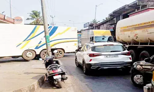 പെട്രോൾ പമ്പുകളിൽ തലങ്ങും വിലങ്ങും വാഹനങ്ങൾ: മാഹിയിൽ ദുരിതം