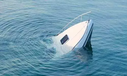 ബോട്ട്​ മറിഞ്ഞ്​ കടലിൽ വീണ അഞ്ച്​ പേരെ രക്ഷപ്പെടുത്തി