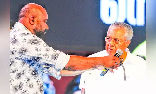 മുഖ്യമന്ത്രിയുടെ പ്രസംഗത്തിനിടെ മൈക്ക് പണിമുടക്കി