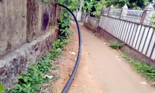 റോ​ഡി​ൽ അ​പ​ക​ട​ഭീ​ഷ​ണി​യാ​യി കു​ടി​വെ​ള്ള പൈ​പ്പു​ക​ൾ