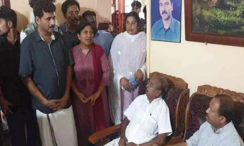 അപകടത്തിൽ മരിച്ചവരുടെ വീടുകൾ മന്ത്രി മുരളീധരൻ സന്ദർശിച്ചു