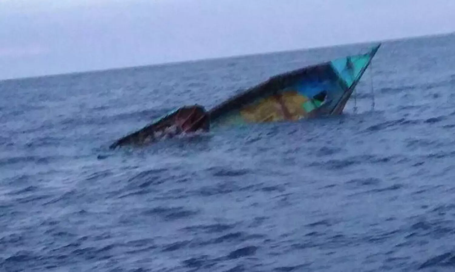 മത്സ്യബന്ധനത്തിനിടെ വള്ളം മറിഞ്ഞു; തൊഴിലാളികൾ രക്ഷപ്പെട്ടു