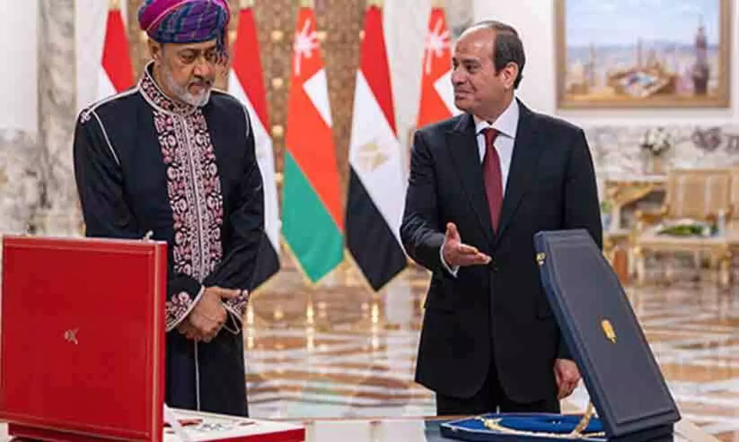 പ​ര​സ്പ​രം ആ​ദ​ര​വ് കൈ​മാ​റി രാഷ്​ട്ര തലവൻമാർ