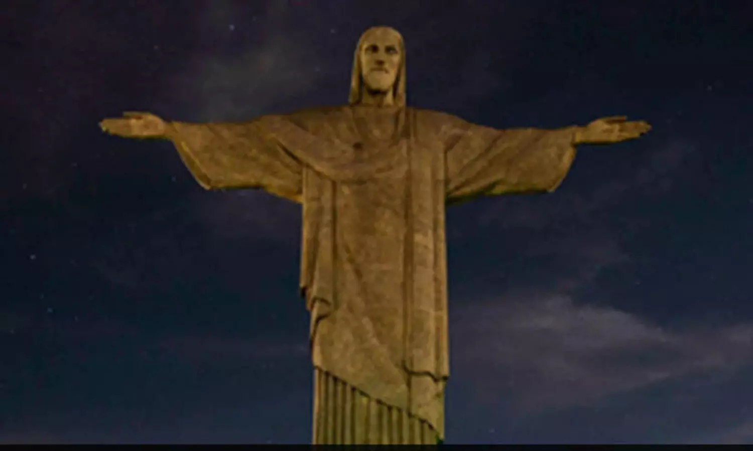 വിനീഷ്യസിന് ബ്രസീൽ ജനതയുടെ ഏക്യദാർഢ്യം; ക്രൈസ്റ്റ് ദി റെഡീമറിലെ ദീപം അണച്ചു