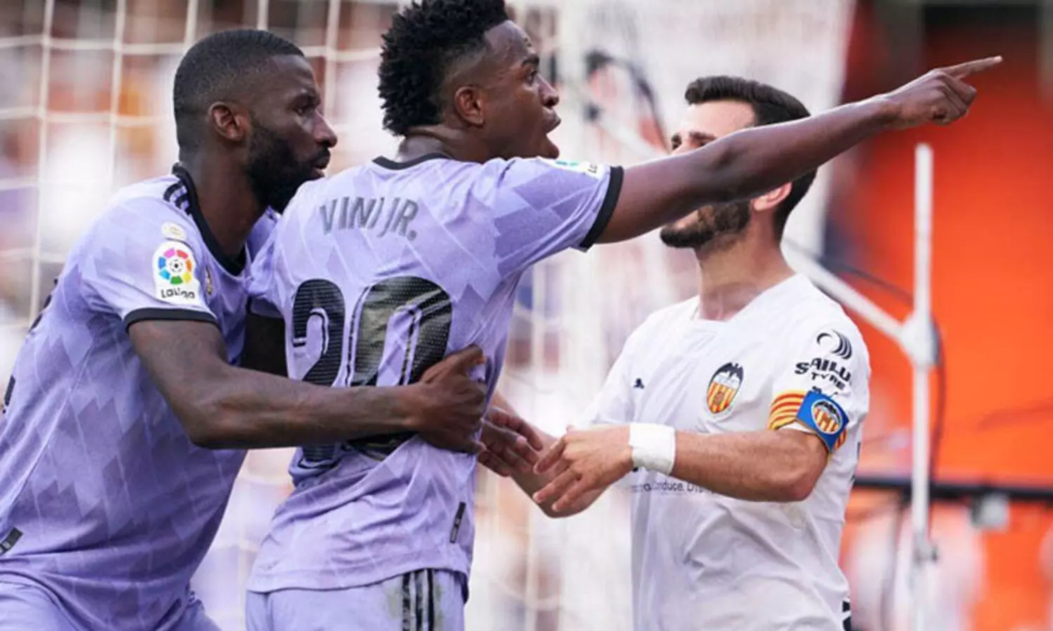 വിനീഷ്യസിനെതിരെ വംശീയാധിക്ഷേപം; മൂന്നുപേർ അറസ്റ്റിൽ