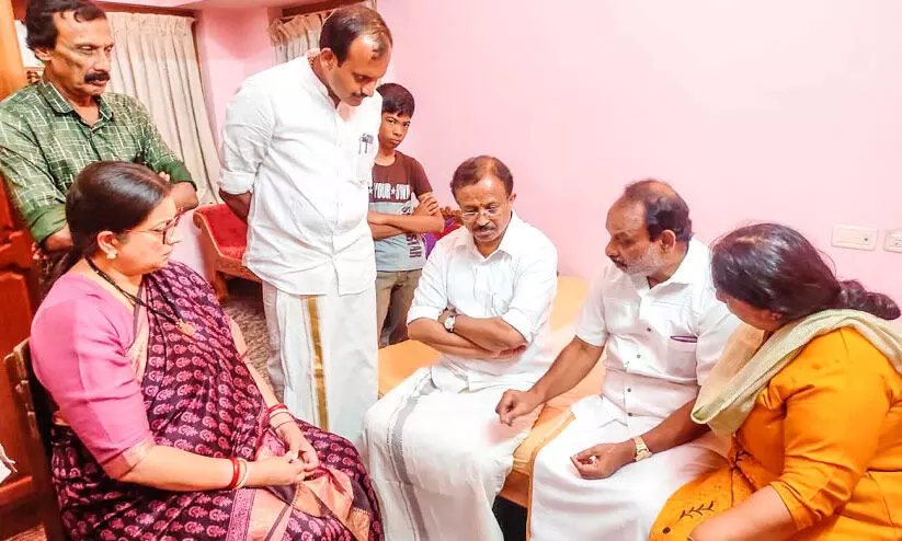 സ്മൃതി ഇറാനിയും വി. മുരളീധരനും ഡോ. വന്ദനയുടെ വീട് സന്ദർശിച്ചു സ്മൃതി ഇറാനിയും വി. മുരളീധരനും ഡോ. വന്ദനയുടെ വീട് സന്ദർശിച്ചു