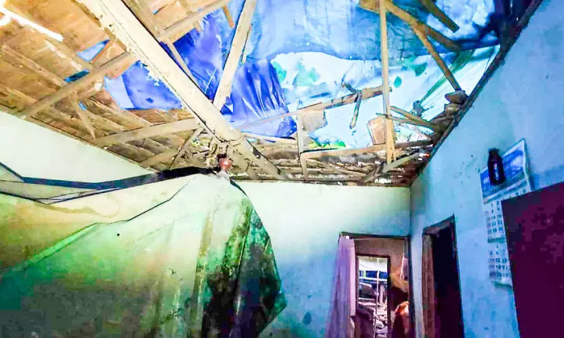 മുണ്ടക്കയത്ത്​ ശക്തമായ കാറ്റിൽ വ്യാപക നാശനഷ്ടം; വൈ​ദ്യു​തി നിലച്ചു