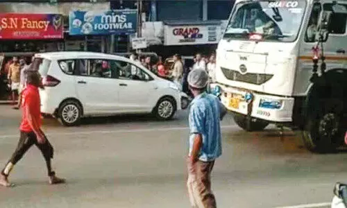 പു​ലാ​മ​ന്തോ​ൾ ടൗ​ണി​ൽ യു​വാ​വി​ന്‍റെ പ​രാ​ക്ര​മം; ക​ട​യും വാ​ഹ​ന​ങ്ങ​ളും അ​ക്ര​മിച്ചു