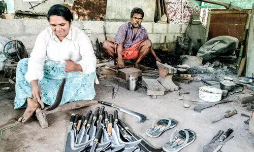 ഇത് ഷീനയുടെ ഇരുമ്പുറപ്പുള്ള ജീവിതകഥ ഇത് ഷീനയുടെ ഇരുമ്പുറപ്പുള്ള ജീവിതകഥ