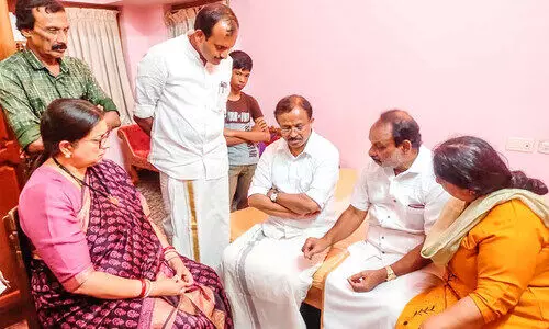 സ്മൃതി ഇറാനിയും വി. മുരളീധരനും ഡോ. വന്ദനയുടെ വീട് സന്ദർശിച്ചു