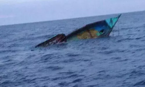 മത്സ്യബന്ധനത്തിനിടെ വള്ളം മറിഞ്ഞു; തൊഴിലാളികൾ രക്ഷപ്പെട്ടു