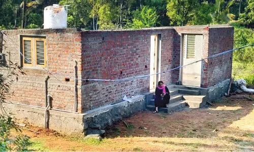 കാറ്റിലും മഴയിലും വീടിന്‍റെ മേൽക്കൂര തകർന്നു