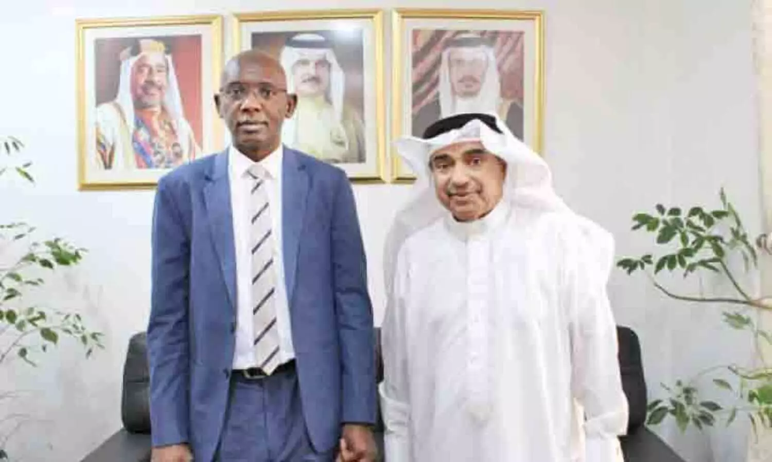 സുഡാൻജനതക്ക് ബഹ്‌റൈൻ റെഡ് ക്രസന്റ് സൊസൈറ്റി 100,000 ഡോളർ കൈമാറി