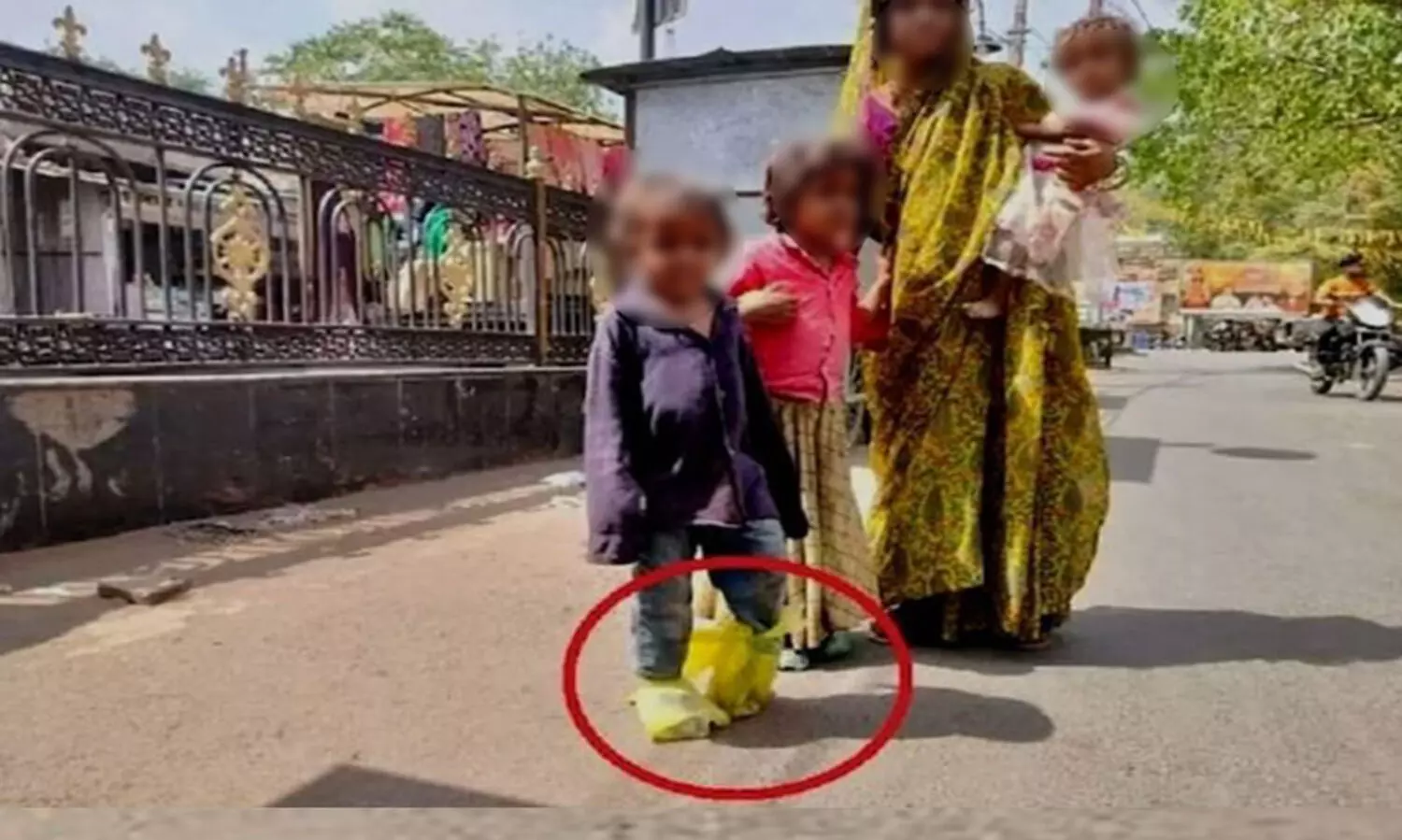 ചെരുപ്പ് വാങ്ങാൻ കാശില്ല, കൊടുംചൂടിൽ പ്ലാസ്റ്റിക് കവർ കാലിൽ ചുറ്റി അമ്മയും പിഞ്ചുമക്കളും; മധ്യപ്രദേശിൽനിന്ന് ഉള്ളുലയ്ക്കുന്ന ചിത്രം