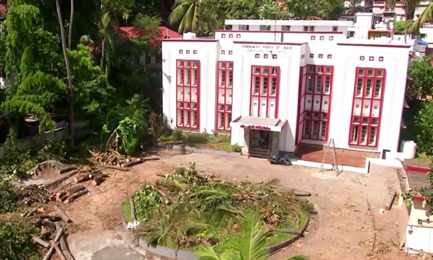 എം.എൻ സ്മാരകത്തിന്​ മോടി കൂട്ടാൻ മരങ്ങൾക്ക്​ വധശിക്ഷ!