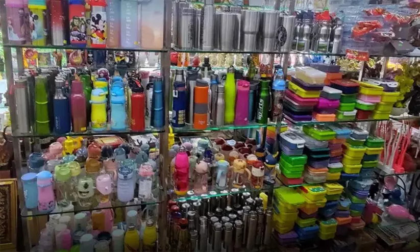 സ്കൂൾ തുറക്കൽ  സൂപ്പർമാർക്കറ്റുമായി നഗരസഭ​ ആവശ്യമുള്ളത്​ എടുത്ത്​ മടങ്ങാം