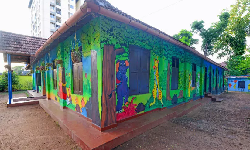 ബെല്ലടിക്ക് കാതോർത്ത്... ബെല്ലടിക്ക് കാതോർത്ത്...