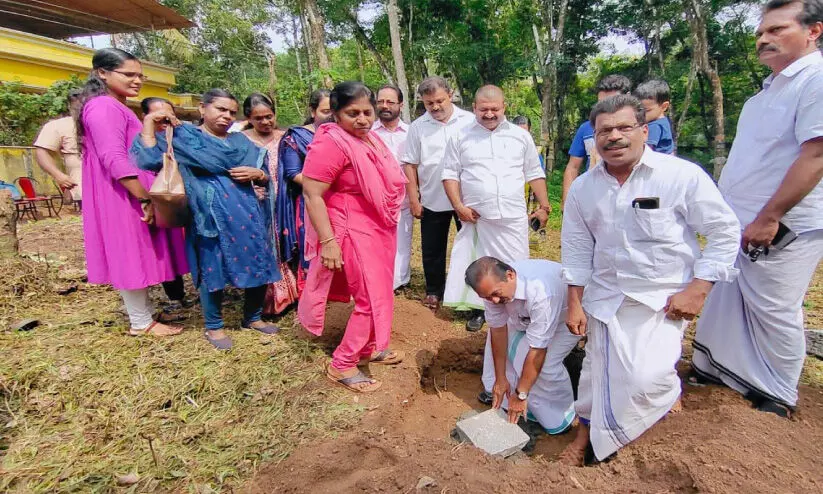 അംഗന്വാടി കെട്ടിടത്തിനായി സ്ഥലം വിട്ടുനല്കി ദമ്പതികള് അംഗന്വാടി കെട്ടിടത്തിനായി സ്ഥലം വിട്ടുനല്കി ദമ്പതികള്