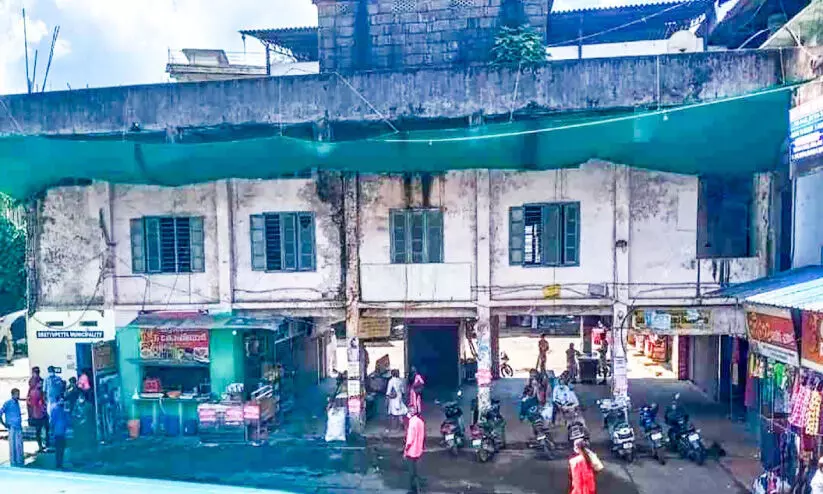 അപകടഭീഷണി ഈരാറ്റുപേട്ട നഗരസഭ ബസ് സ്റ്റാൻഡ് ഭാഗികമായി പൊളിക്കും അപകടഭീഷണി ഈരാറ്റുപേട്ട നഗരസഭ ബസ് സ്റ്റാൻഡ് ഭാഗികമായി പൊളിക്കും