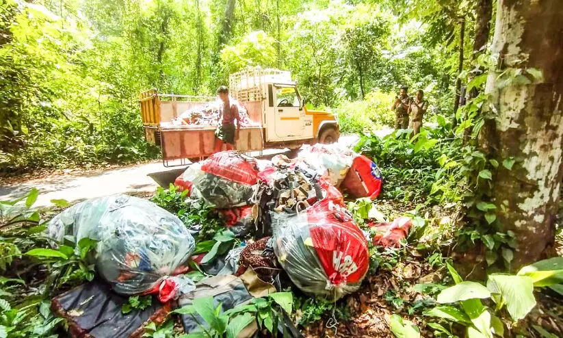 വനത്തിൽ മാലിന്യം തള്ളിയ യുവാവ് അറസ്റ്റിൽ വനത്തിൽ മാലിന്യം തള്ളിയ യുവാവ് അറസ്റ്റിൽ