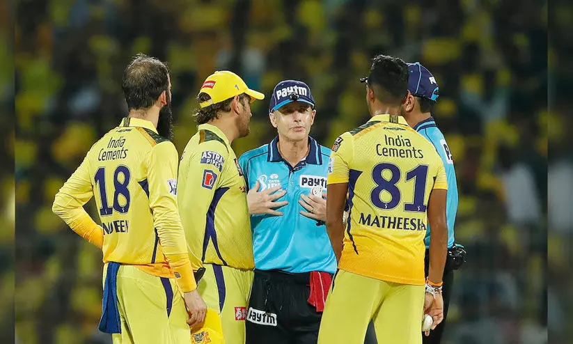 ഗുജറാത്തിനെതിരായ മത്സരത്തിൽ അമ്പയർമാരോട് തർക്കിച്ച് ധോണി; കളി വൈകിപ്പിച്ചത് നാലു മിനിറ്റ് -എന്തിനായിരിക്കും? ഗുജറാത്തിനെതിരായ മത്സരത്തിൽ അമ്പയർമാരോട് തർക്കിച്ച് ധോണി; കളി വൈകിപ്പിച്ചത് നാലു മിനിറ്റ് -എന്തിനായിരിക്കും?