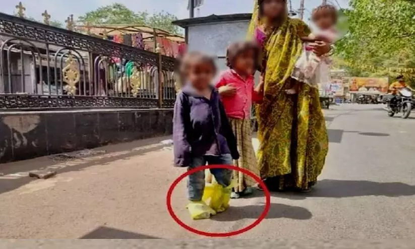 ചെരുപ്പ് വാങ്ങാൻ കാശില്ല, കൊടുംചൂടിൽ പ്ലാസ്റ്റിക് കവർ കാലിൽ ചുറ്റി അമ്മയും പിഞ്ചുമക്കളും; മധ്യപ്രദേശിൽനിന്ന് ഉള്ളുലയ്ക്കുന്ന ചിത്രം