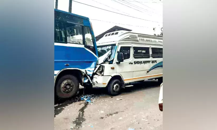 ബസും വാനും കൂട്ടിയിടിച്ച് പത്ത് പേർക്ക് പരിക്ക്
