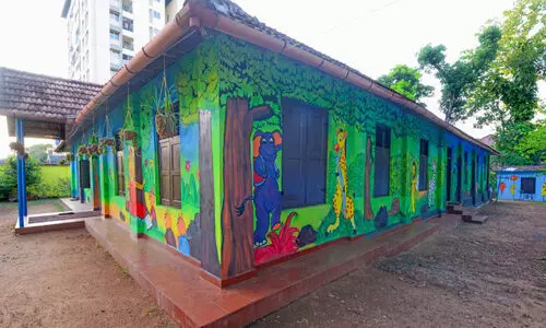 ബെല്ലടിക്ക്​ കാതോർത്ത്​...