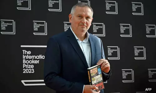 ബുക്കർ പുരസ്കാരത്തിന് അർഹമായ  ജി​യോ​ർ​ജി ഗോ​സ് പോ​ഡി​നോ​വി​ന്റെ Time Shelter വാ​യി​ക്കു​ന്നു