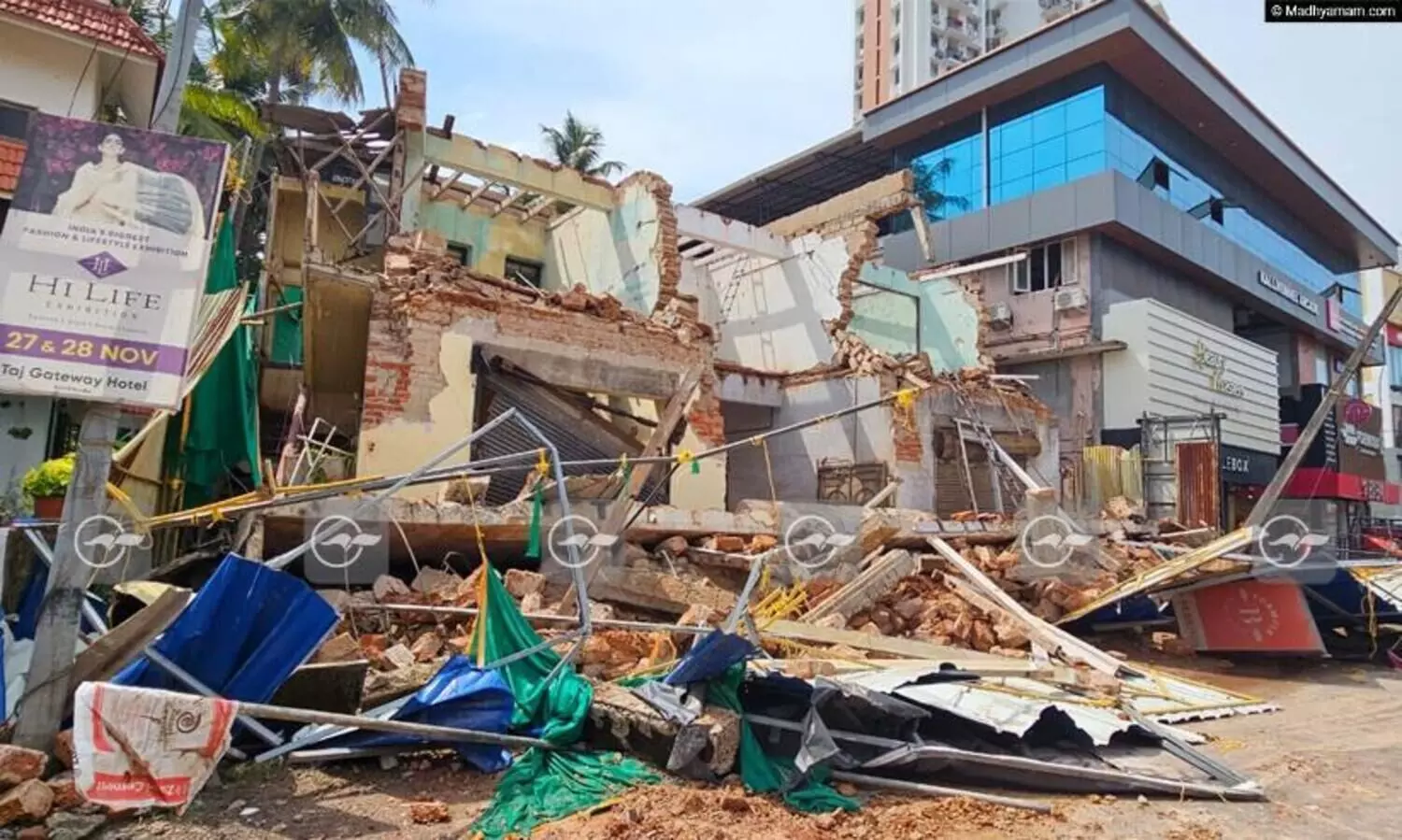 കോഴിക്കോട് നഗരത്തിൽ ഇരുനില കെട്ടിടം തകർന്നുവീണു; ഒഴിവായത് വൻദുരന്തം