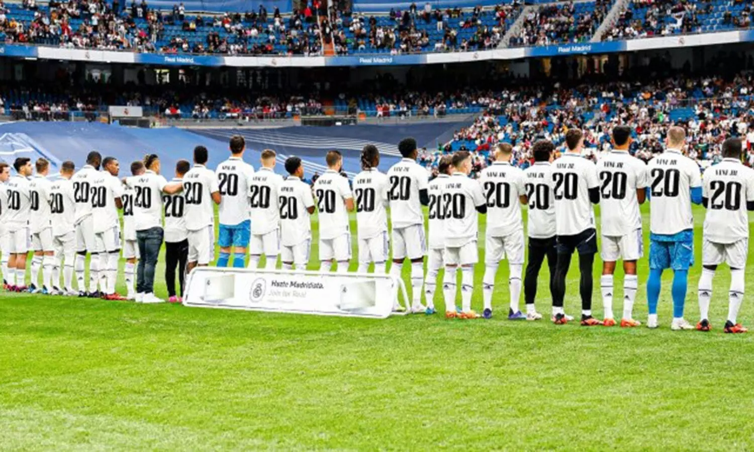 വിനീഷ്യസിന്റെ ജഴ്സിയണിഞ്ഞ് സഹതാരങ്ങൾ; ഐക്യദാർഢ്യവുമായി കാണികളുടെ കൂറ്റൻ ബാനർ