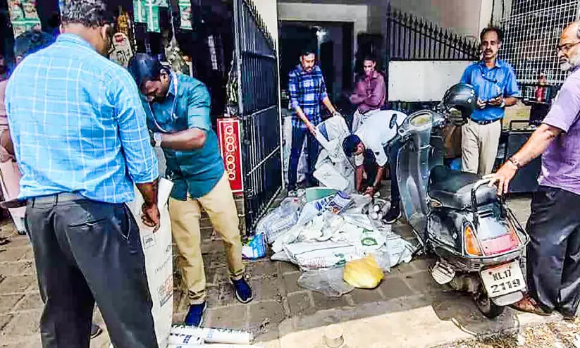 കളമശ്ശേരിയിൽ വ്യാപക പരിശോധന 775 കിലോ നിരോധിത പ്ലാസ്റ്റിക് ഉൽപന്നങ്ങൾ പിടികൂടി