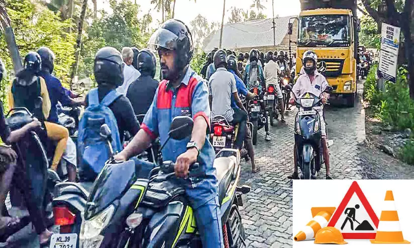 മുന്നറിയിപ്പില്ലാത്ത റോഡ് നിർമാണം; അരൂരിൽ ഗതാഗത സ്തംഭനം