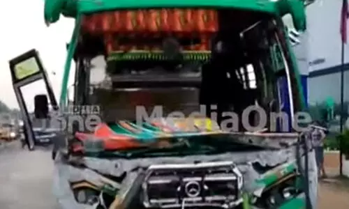 തൃശൂരിൽ ലോറിക്ക് പിന്നിൽ ബസിടിച്ച് 23 പേർക്ക് പരിക്ക്; നാലുപേരുടെ നില ഗുരുതരം