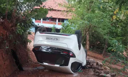 വളവിൽ നിയന്ത്രണം വിട്ട കാർ 20 അടി താഴ്ചയിലേക്ക് മറിഞ്ഞു: യാത്രക്കാർ അത്ഭുതകരമായി രക്ഷപ്പെട്ടു