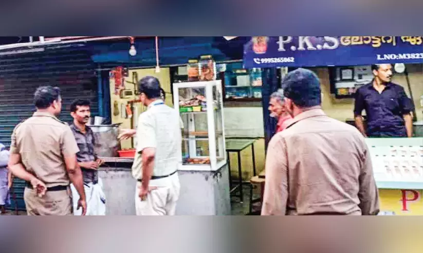 കുറ്റിപ്പുറം ടൗണിലെ നാല് ബങ്കുകൾ പൊലീസ് സഹായത്തോടെ ഒഴിപ്പിച്ചു കുറ്റിപ്പുറം ടൗണിലെ നാല് ബങ്കുകൾ പൊലീസ് സഹായത്തോടെ ഒഴിപ്പിച്ചു