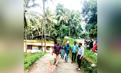 തുടക്കം പ്രളയകാലത്ത്: കോഴനിരക്ക് ആളും തരവും നോക്കി തുടക്കം പ്രളയകാലത്ത്: കോഴനിരക്ക് ആളും തരവും നോക്കി