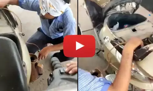 പെട്രോൾ അടിച്ച ശേഷം കൊടുത്തത് 2000 രൂപ നോട്ട്; പിന്നാലെ ഇന്ധനം ഊറ്റിയെടുത്ത് പമ്പ് ജീവനക്കാരൻ- വിഡിയോ വൈറൽ പെട്രോൾ അടിച്ച ശേഷം കൊടുത്തത് 2000 രൂപ നോട്ട്; പിന്നാലെ ഇന്ധനം ഊറ്റിയെടുത്ത് പമ്പ് ജീവനക്കാരൻ- വിഡിയോ വൈറൽ