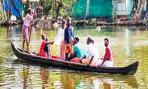 കടത്തുവള്ളം യാത്ര;  പാലം വരുമെന്ന പ്രതീക്ഷയിൽ ചന്തിരൂർ നിവാസികൾ