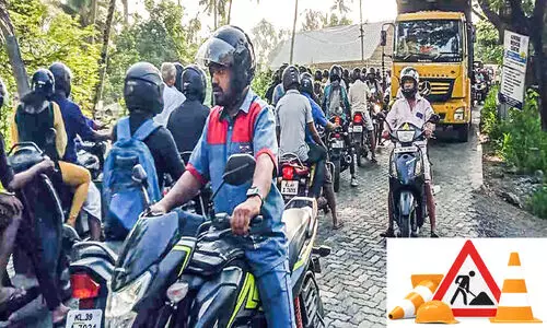 മുന്നറിയിപ്പില്ലാത്ത റോഡ് നിർമാണം; അരൂരിൽ ഗതാഗത സ്തംഭനം