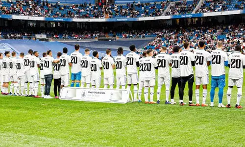 വിനീഷ്യസിന്റെ ജഴ്സിയണിഞ്ഞ് സഹതാരങ്ങൾ; ഐക്യദാർഢ്യവുമായി കാണികളുടെ കൂറ്റൻ ബാനർ