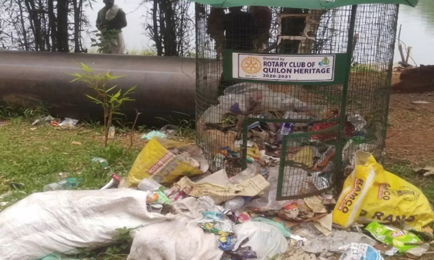 ശാസ്താംകോട്ട ശുദ്ധജല തടാകതീരത്ത് മാലിന്യക്കൂമ്പാരം