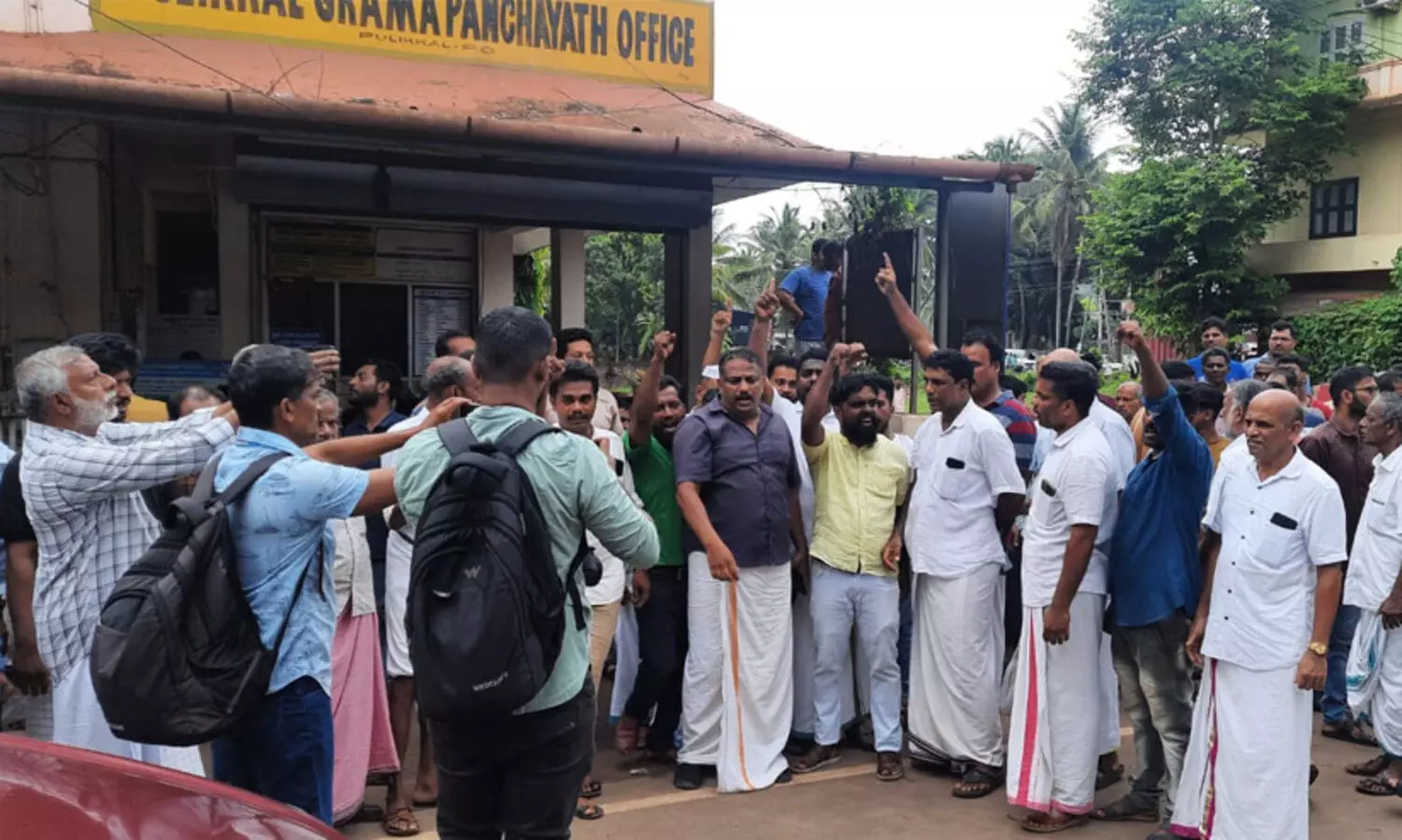 റസാഖ് പയ​മ്പ്രോട്ടിന്റെ മരണം: പുളിക്കൽ പഞ്ചായത്ത് ഓഫിസിന് മുന്നിൽ പ്രതിഷേധം