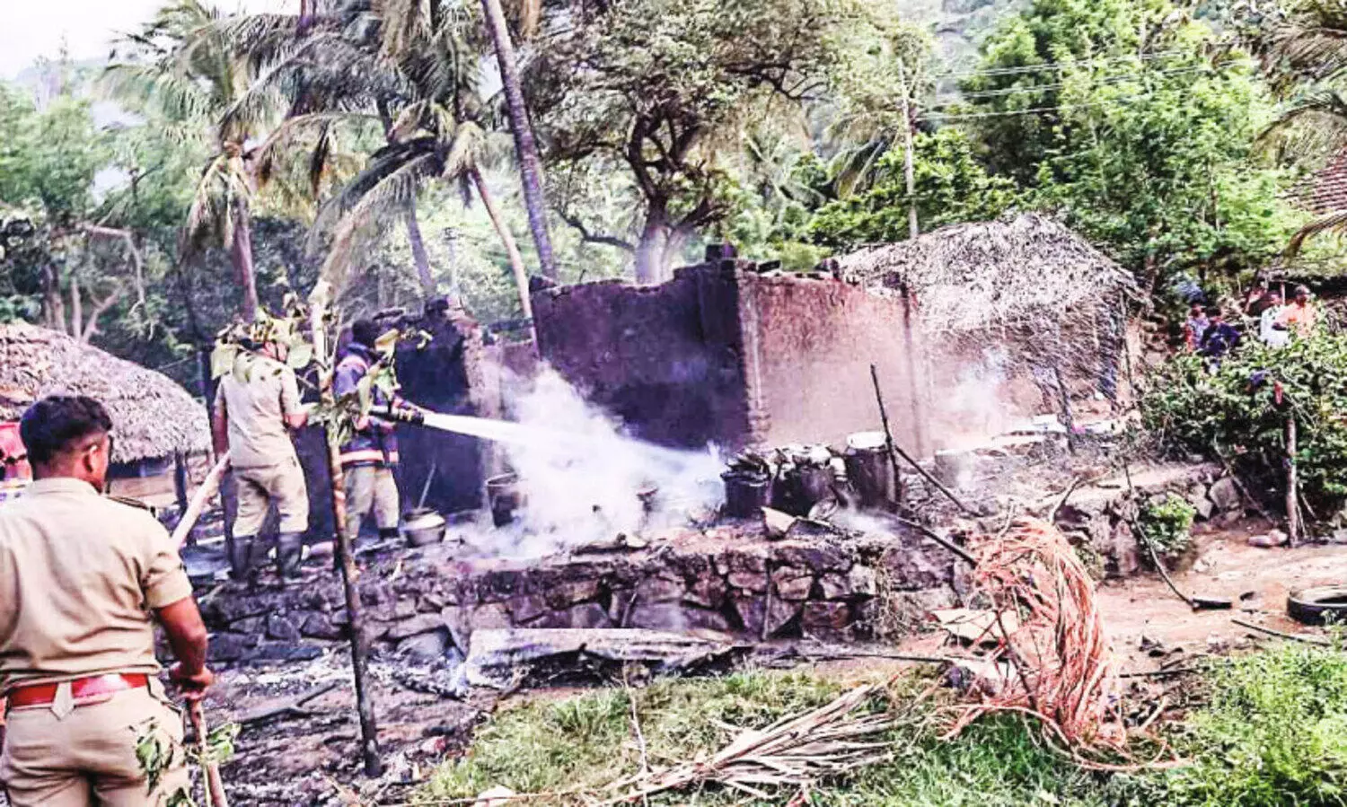 പറത്തോട് ആദിവാസി കോളനിയിൽ മൂന്ന് ഓലക്കുടിലുകൾ കത്തിനശിച്ചു