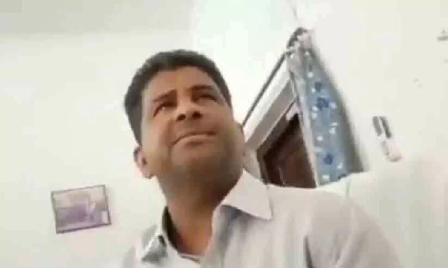 വിദ്യാർഥിനിയോട് ലൈംഗിക ബന്ധത്തിന് സമ്മതം ചോദിച്ച് അധ്യാപകൻ; ദ്യശ്യങ്ങൾ പകർത്തി പെൺകുട്ടി