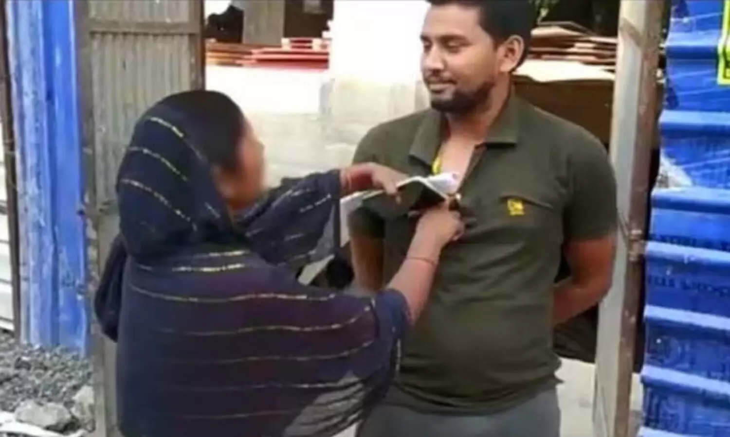 ‘വിവാഹം കഴിച്ചില്ലെങ്കിൽ വിഷം കഴിച്ച് ജീവനൊടുക്കും’; ഓഫിസിലെത്തി കാമുകന്റെ കോളറിൽ പിടിച്ചുവലിച്ച് യുവതി