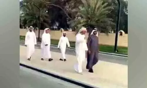 ശൈഖ്​ മുഹമ്മദ്​ റോഡരികിൽ; വൈറലായി വീഡിയോ