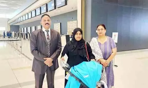 യാ​ത്രാ​നു​മ​തി ല​ഭി​ക്കാ​തെ ബു​ദ്ധി​മു​ട്ടി​യ മും​ബൈ സ്വ​ദേ​ശി​നി​യെ​യും കു​ഞ്ഞി​നെ​യും നാ​ട്ടി​ലെ​ത്തി​ച്ചു